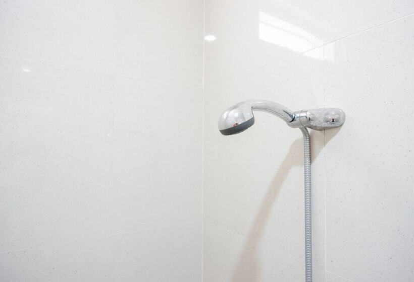 Pensjonat Reddoorz Plus Syariah Near Stasiun Tegal 2