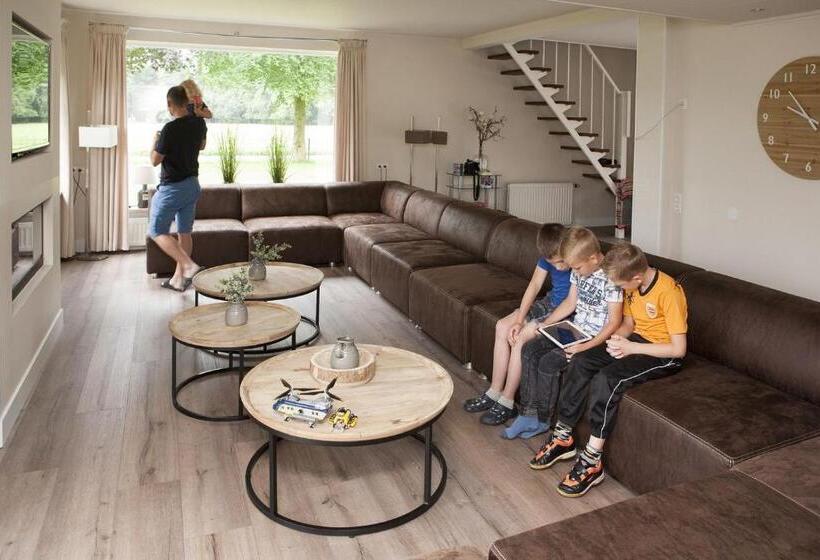 ホテル Groeps Villa 24 Pers