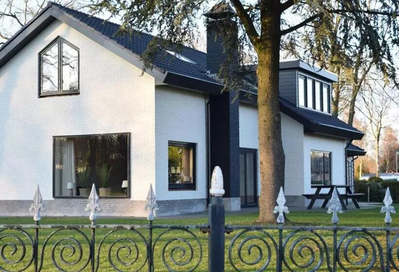 Hotelli Groeps Villa 24 Pers