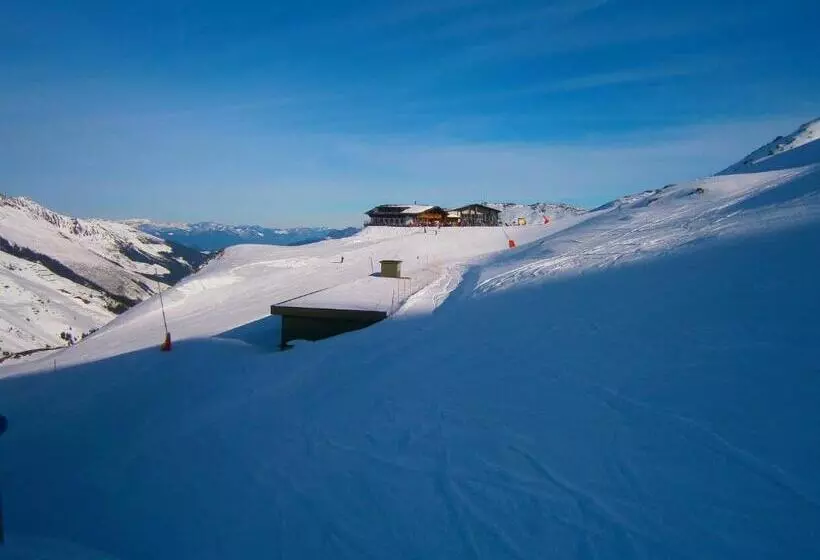 Aamiaismajoitus (B&B) Panorama Lodge Hochfügen