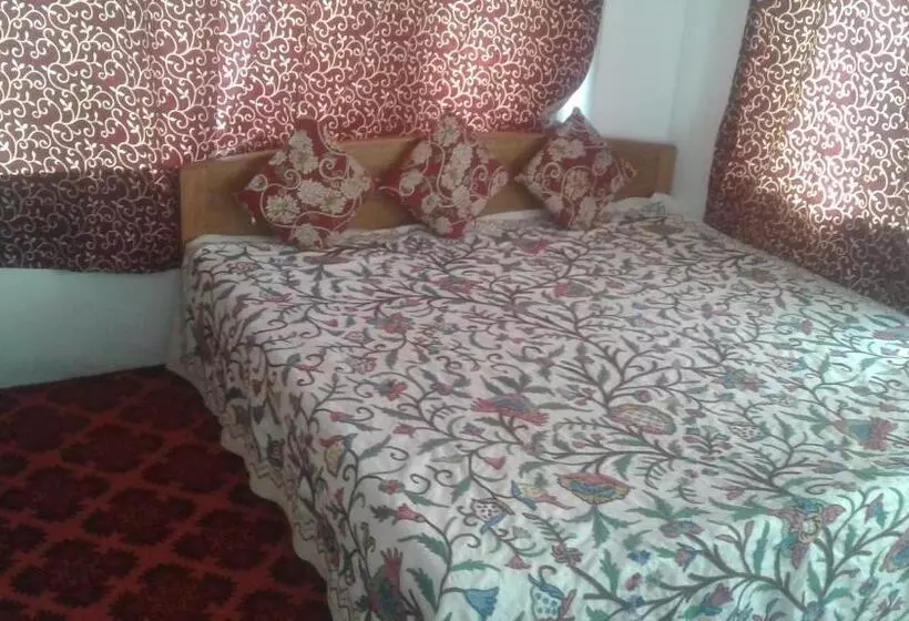 Majatalo Alamdar Guest House