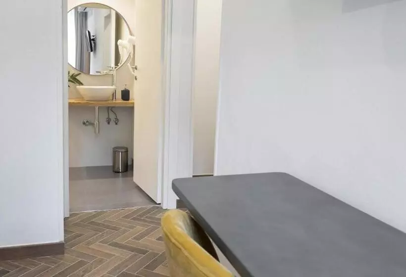 پانسیون The Gallery 42 Guest House