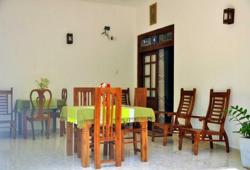پانسیون Hiru Resort Inn Unawatuna