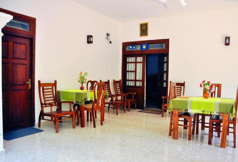 پانسیون Hiru Resort Inn Unawatuna