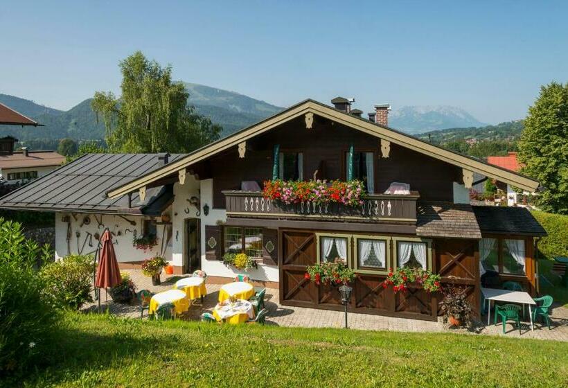 هاستل Haus Karoline