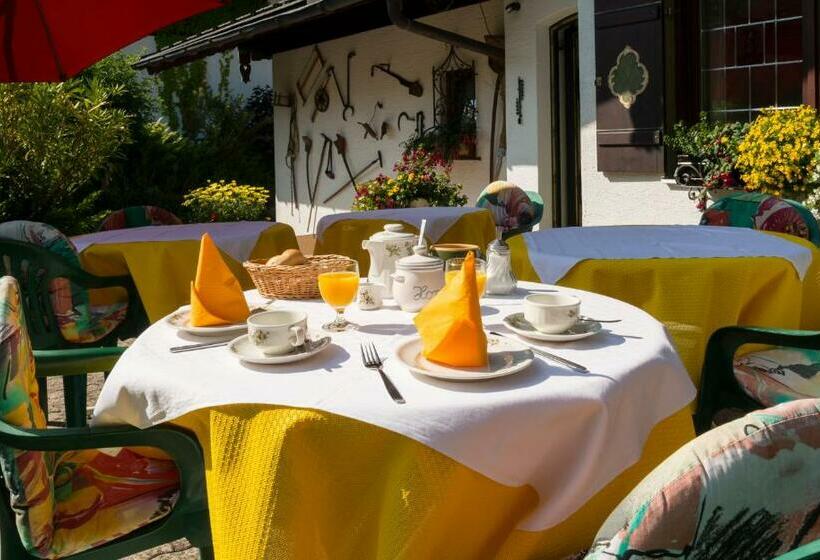 هاستل Haus Karoline