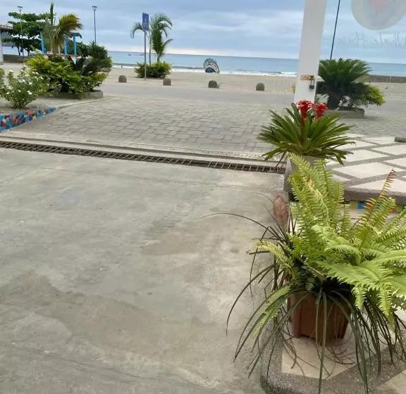 ユースホステル Whale House