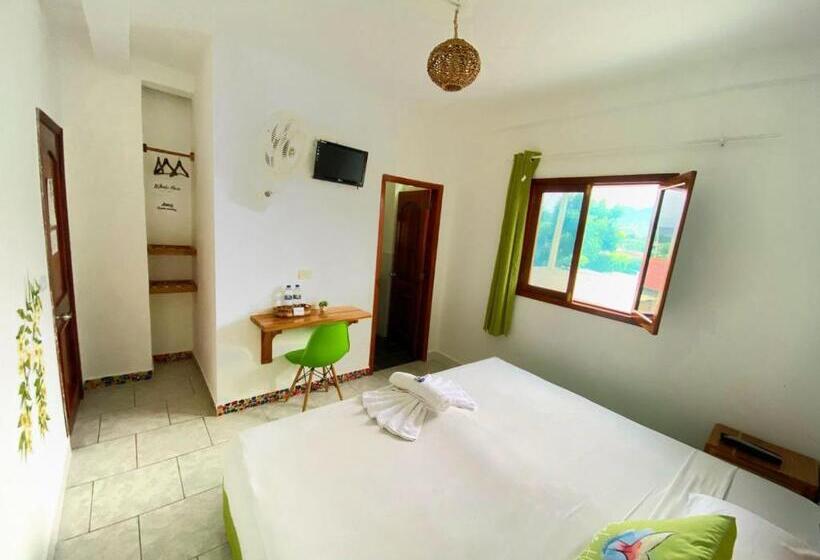 Vandrarhem Whale House