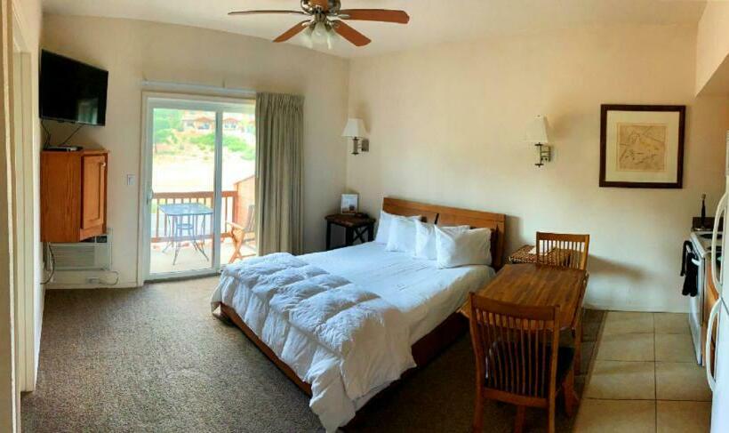 Canyon Plaza Premier Studio And Apartments