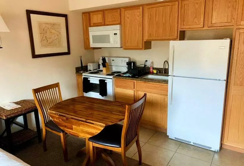 Canyon Plaza Premier Studio And Apartments