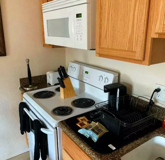 Canyon Plaza Premier Studio And Apartments