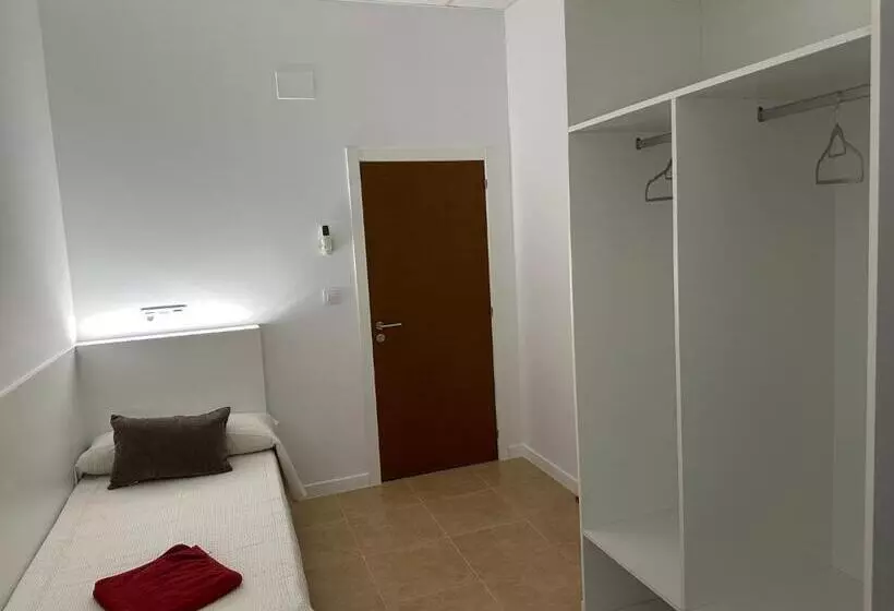 Albergue O Pedrón Hostel & Rooms