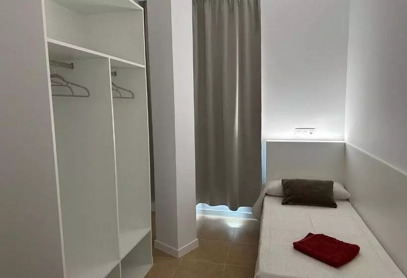 Albergue O Pedrón Hostel & Rooms