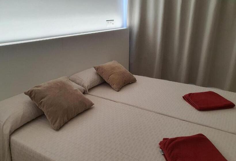 Albergue O Pedrón Hostel & Rooms