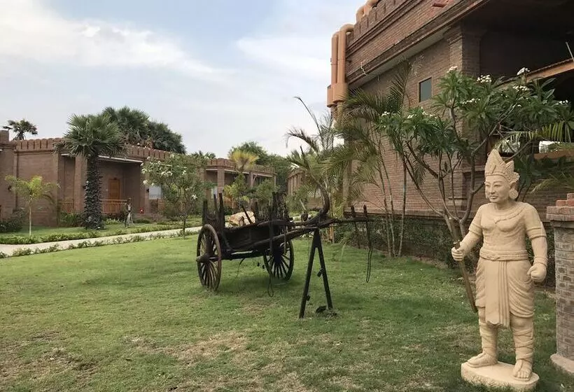 Famous Hotel Bagan 2