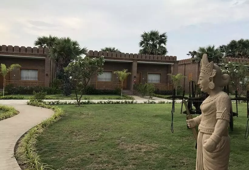 Famous Hotel Bagan 2