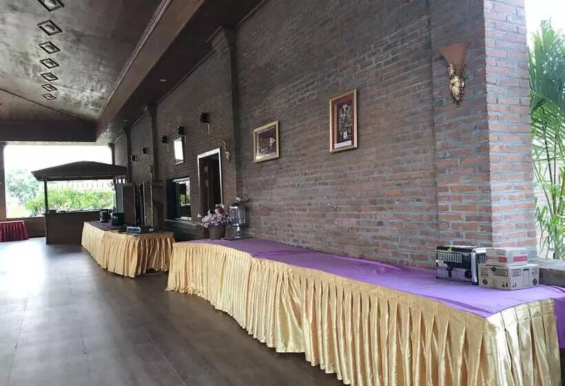 Famous Hotel Bagan 2