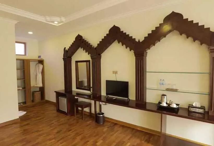Famous Hotel Bagan 2