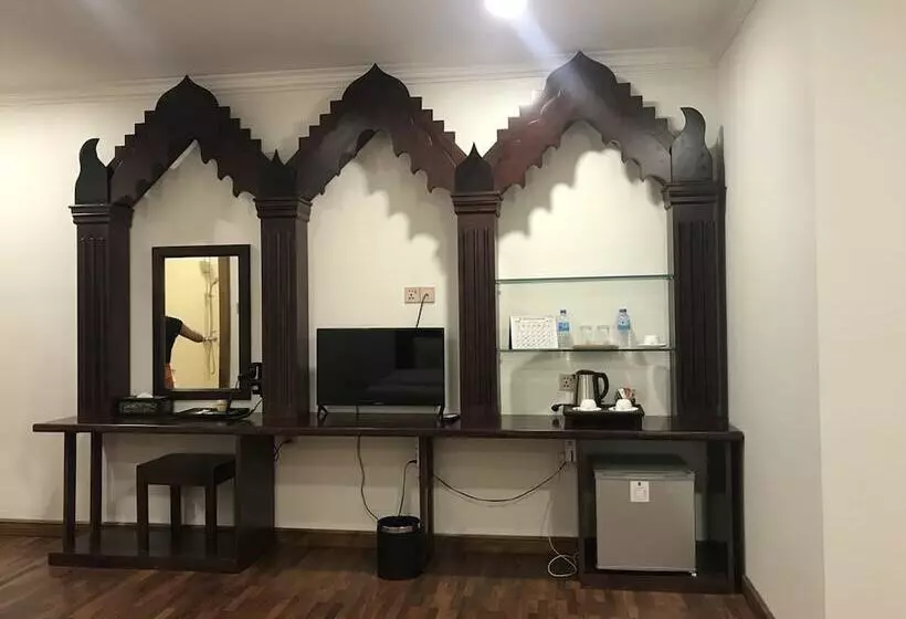 Famous Hotel Bagan 2