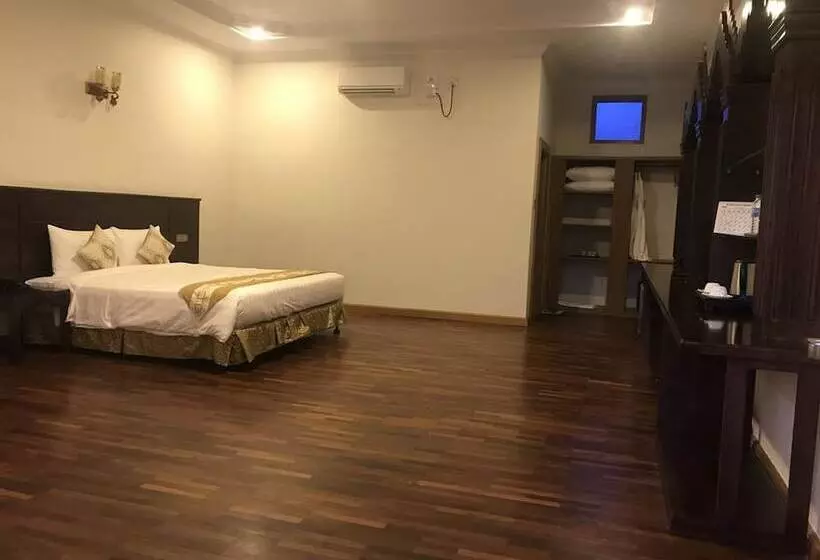 Famous Hotel Bagan 2