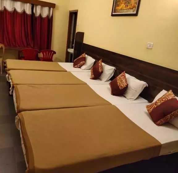 ホテル Swathisri Residency