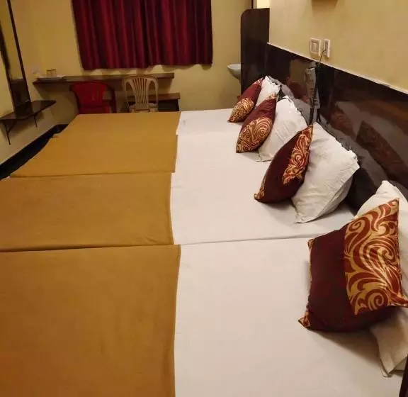 ホテル Swathisri Residency