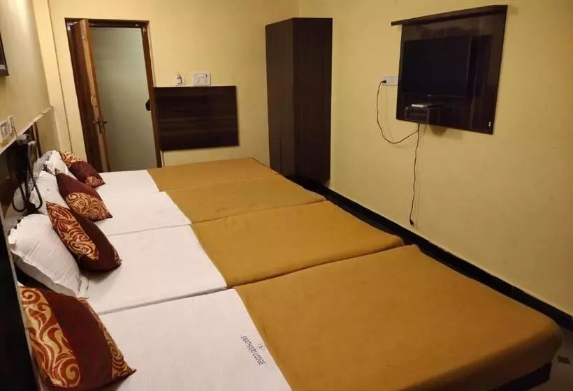 ホテル Swathisri Residency