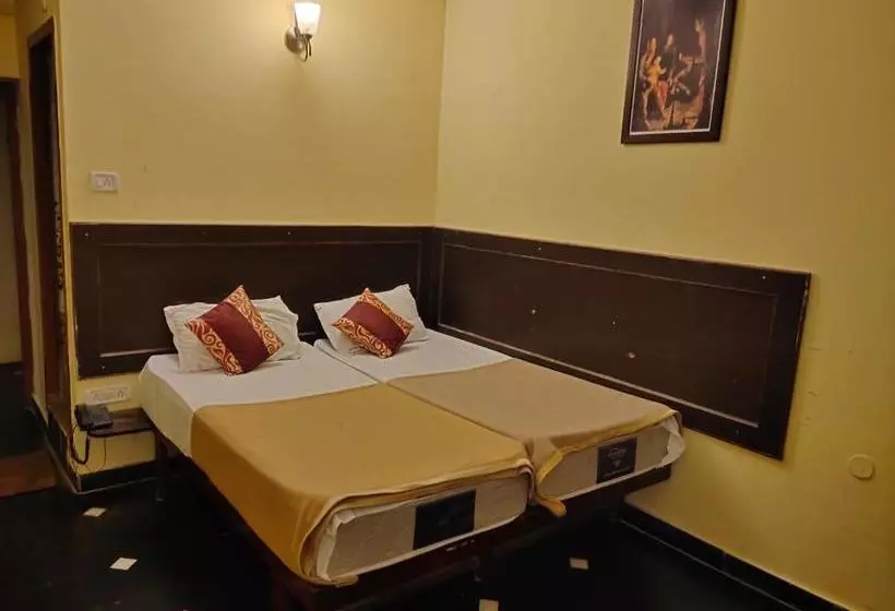 ホテル Swathisri Residency