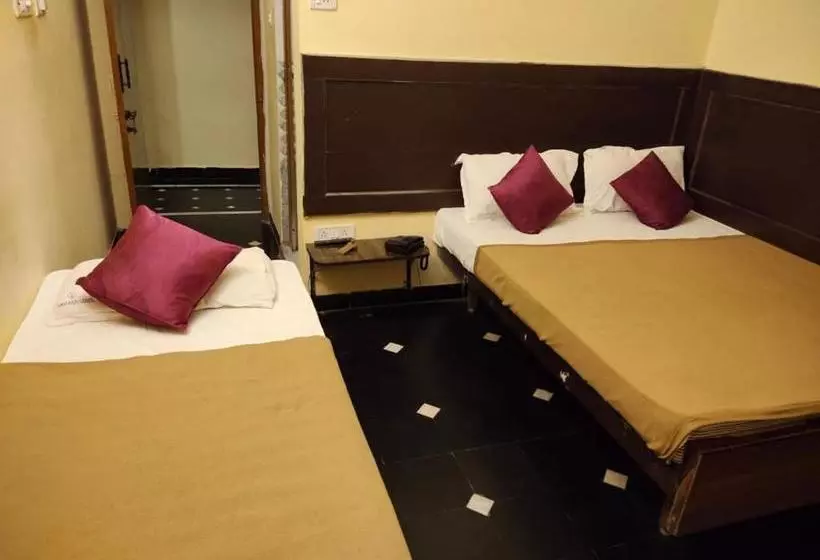 ホテル Swathisri Residency