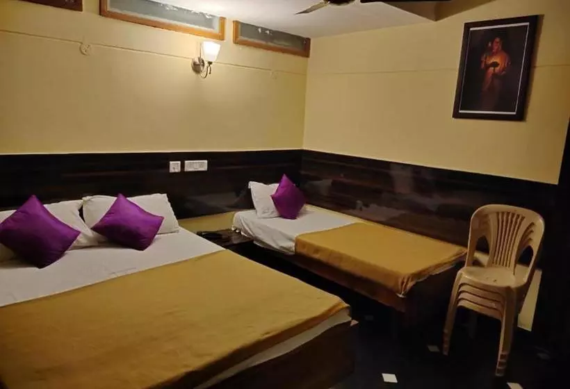 ホテル Swathisri Residency