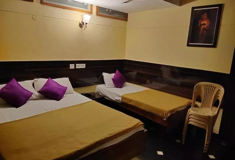 ホテル Swathisri Residency