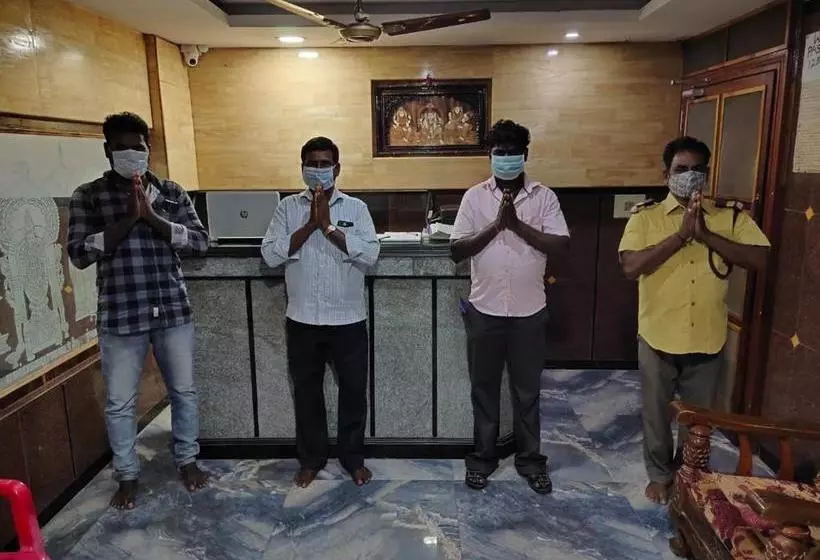 ホテル Swathisri Residency