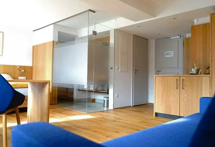 Majatalo Zum Schwarzen Ross Und Gutmann Zur Post