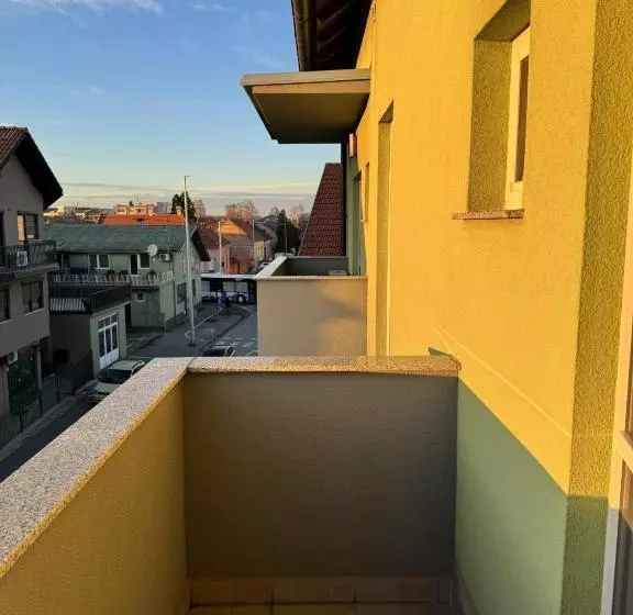 Aamiaismajoitus (B&B) Pansion Komfor Fitea