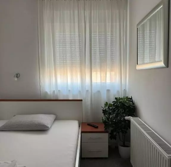 Aamiaismajoitus (B&B) Pansion Komfor Fitea