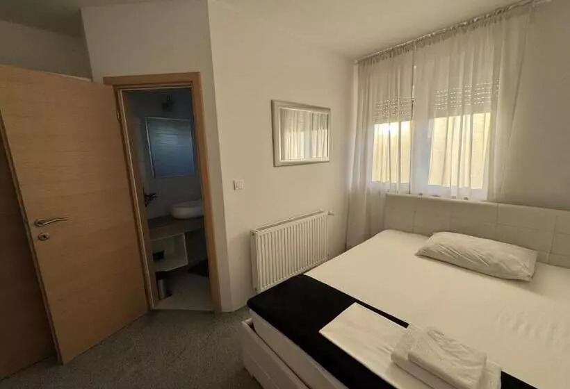 Aamiaismajoitus (B&B) Pansion Komfor Fitea