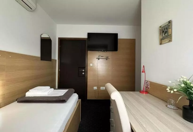 Aamiaismajoitus (B&B) Pansion Komfor Fitea