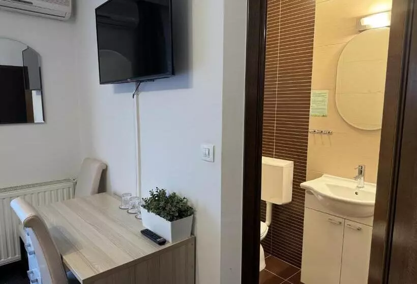 Aamiaismajoitus (B&B) Pansion Komfor Fitea