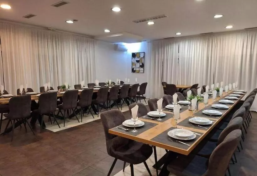 Aamiaismajoitus (B&B) Pansion Komfor Fitea