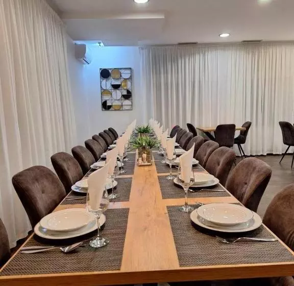 Aamiaismajoitus (B&B) Pansion Komfor Fitea