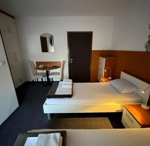 Aamiaismajoitus (B&B) Pansion Komfor Fitea