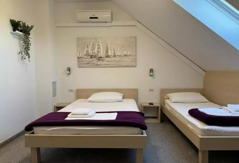 Aamiaismajoitus (B&B) Pansion Komfor Fitea