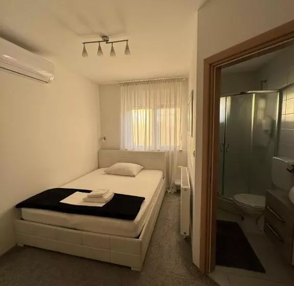 Aamiaismajoitus (B&B) Pansion Komfor Fitea