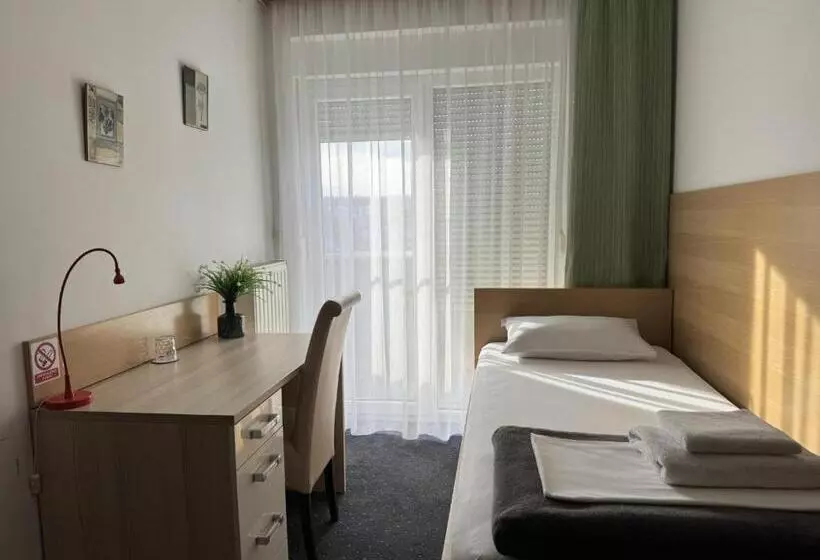 Aamiaismajoitus (B&B) Pansion Komfor Fitea