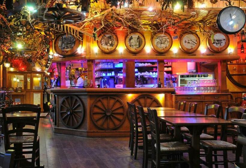 هتل La Taverne Des Deux Augustins