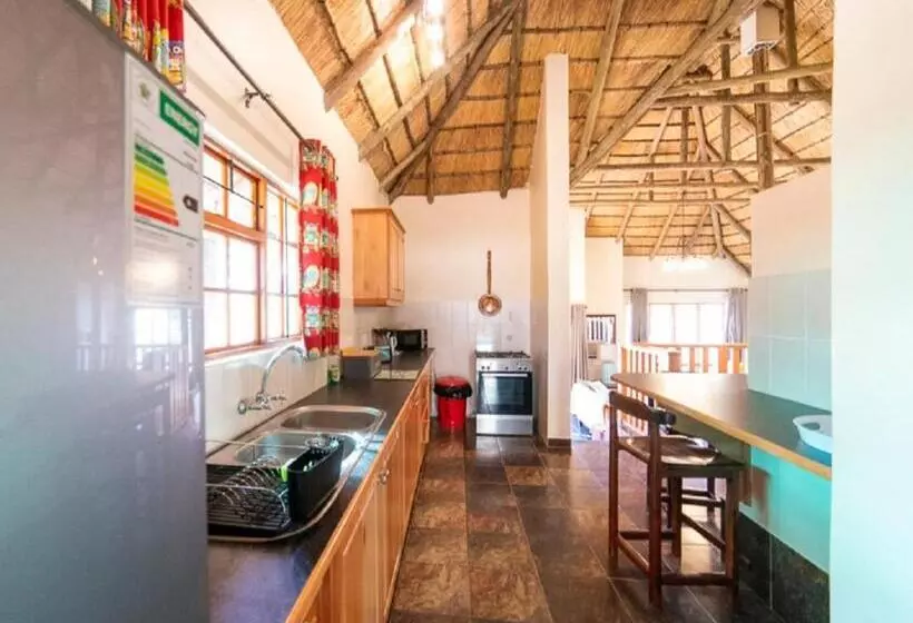 Lomakeskus Lake Naverone Holiday Cottages