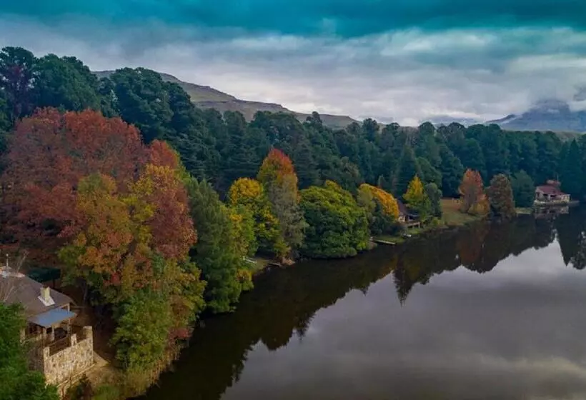 Lomakeskus Lake Naverone Holiday Cottages