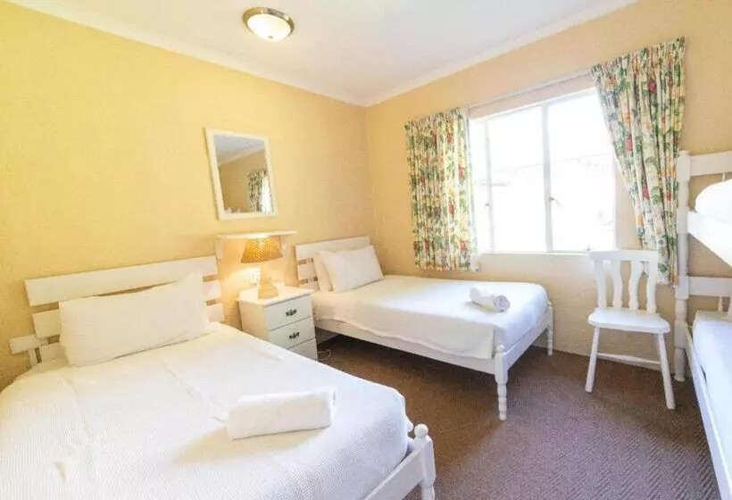 Lomakeskus Lake Naverone Holiday Cottages