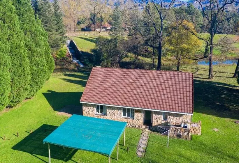 Lomakeskus Lake Naverone Holiday Cottages