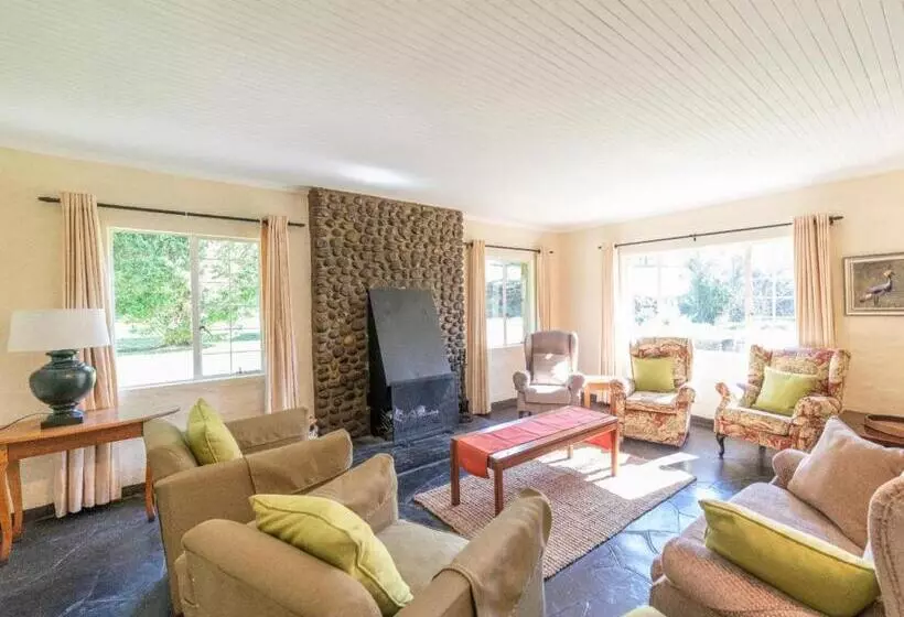 Lomakeskus Lake Naverone Holiday Cottages